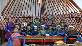 幼儿园拜年视频成人,童真岁月里的新春祝福