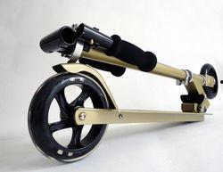 成人滑板车滑倒视频播放